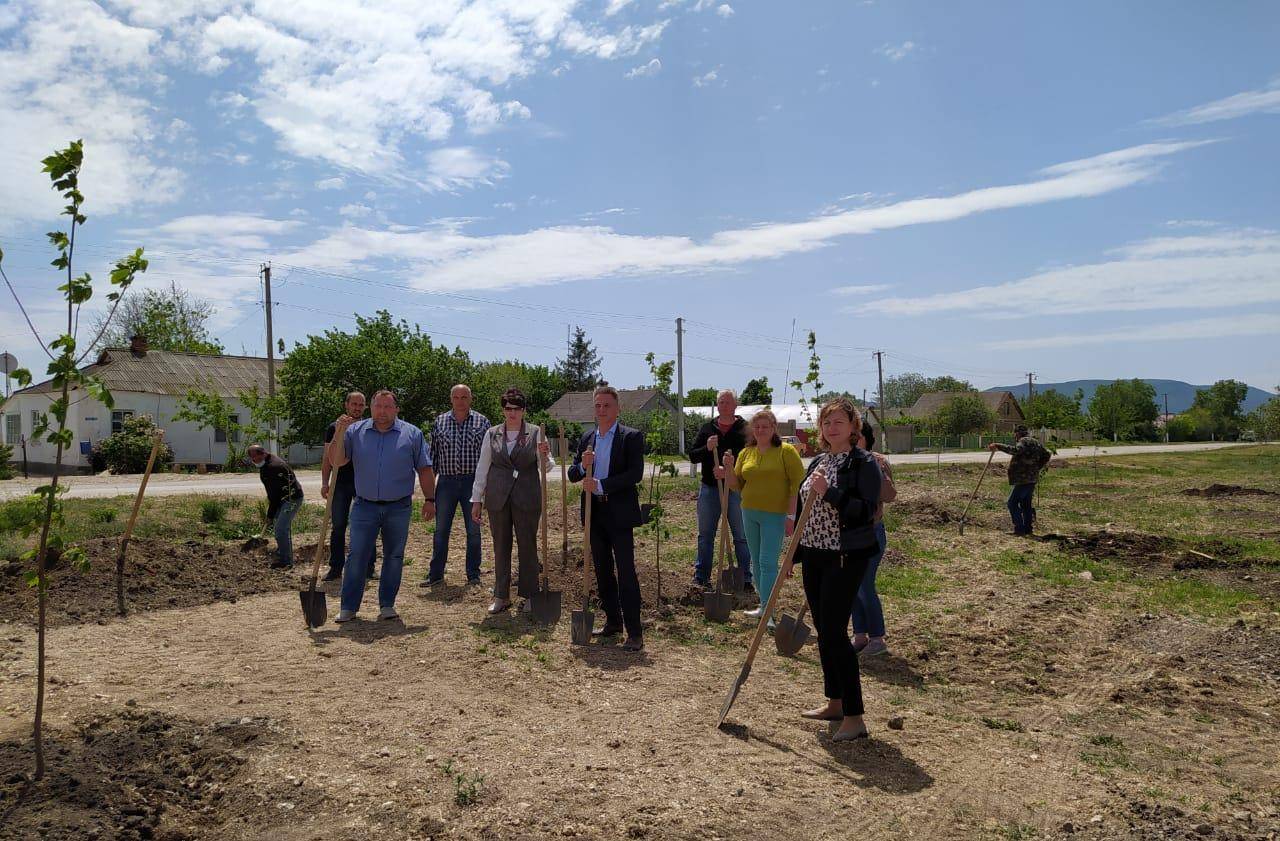 Высадка клёнов в Сквере Памяти в честь 75-летия Великой Победы